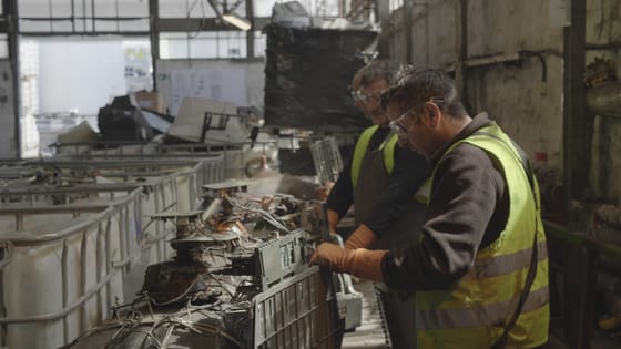 Mi lesz a PET-palack és a régi tévénk sorsa? Egy hulladékfeldolgozóban jártunk utána - videó