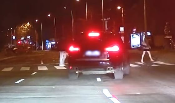 A pirosnál a gyalogosok közt tolakodott egy autós, a másik egy kamiontól sem ijedt meg - videó