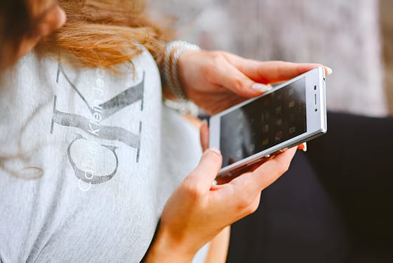 15-16 éves lányok mobiljaira néztek rá, az eredmény magáért beszél