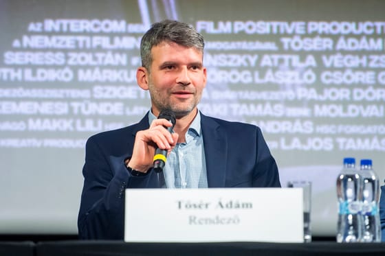 Vádat emeltek a Blokád rendezője ellen, amiért fellökött és megfenyegetett egy újságírót