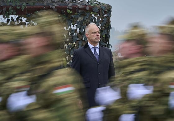 Kézigránát-baleset: A miniszter marad, az önkéntes harcászati program marad, ahogy a kínzó kérdések is
