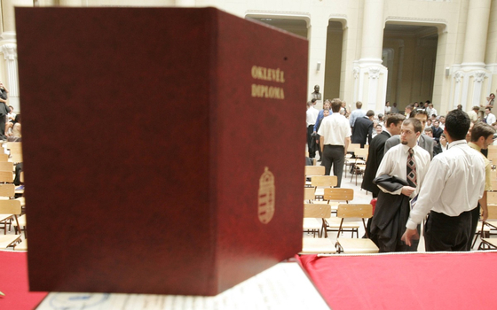 Blikk: Hamis diplomák miatt szállhatott ki az ügyészség több laktanyához