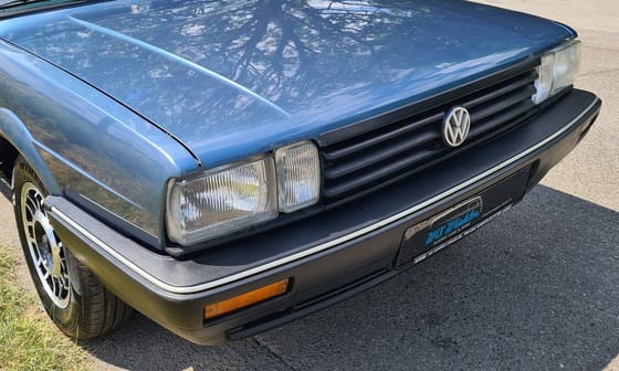Bólogató kutya és Wunderbaum is jár a gyönyörű 40 éves 5 hengeres VW Passat mellé