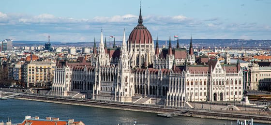 Szabályozzák a borravaló adómentességét, büntetik a tartós befektetési számla idő előtti feltörését