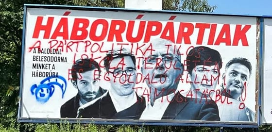 Elítéltek egy pécsi aktivistát, aki átfestette a CÖF plakátját
