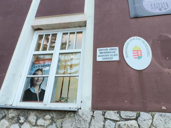 Bonyhádon az ügyészség ablakából is a fideszes jelölt plakátja mosolyog vissza