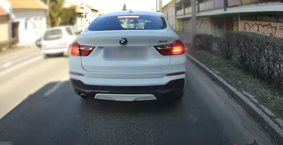 Büntetőfékezgetésbe kezdett a városi busz előtt a megsértődött BMW-s – videó