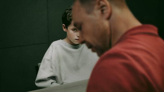 Az év legnyomasztóbb és legbravúrosabb Netflix-sorozata – megnéztük a Kamaszokat