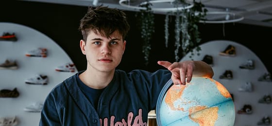 Több százan várták a Westendben Balázs Kicks új boltjának nyitását