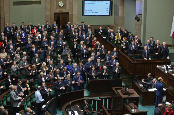 A lengyel parlament törvényt hozott az Alkotmánybíróság átalakításáról