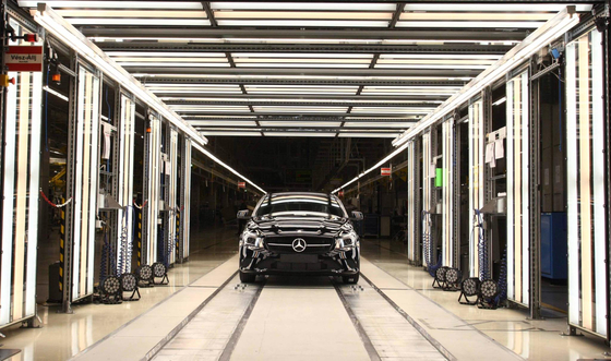 Többet dolgoznak kevesebb fizetésért, mégis kisebb bónuszt kaptak a Mercedes magyar munkavállalói