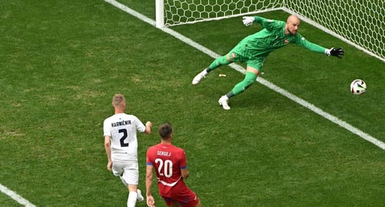 A sírból jött vissza Szerbia, a 96. percben egyenlített és életben tartotta továbbjutási esélyeit