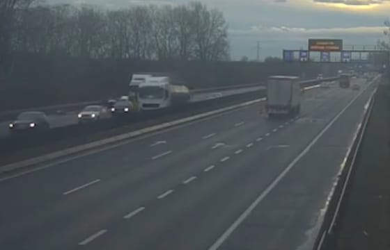 Újabb önjelölt autóversenyző az M0-s autópályán, videón a Porsche mutatványa