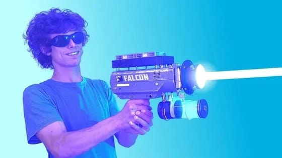 Olyan erős lézerfegyvert épített egy YouTube-videós, hogy az már illegális – videó