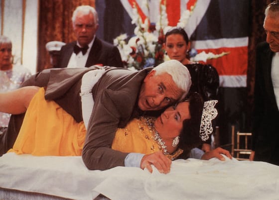 Meghalt Frank Drebin atyja, a Csupasz pisztoly, az Airplane! és a Top Secret poéngyárosa