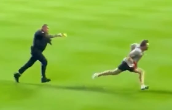 Sokkolóval bénítottak meg egy baseballpályára berohanó szurkolót Amerikában – videó