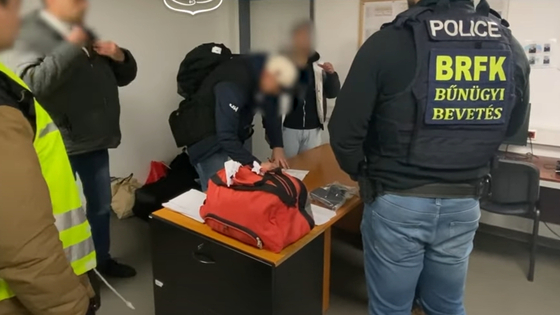 Vádat emeltek „Magyarország királya” ellen, aki Hollandiából fenyegette Pintér Sándort és Zimány Lindát