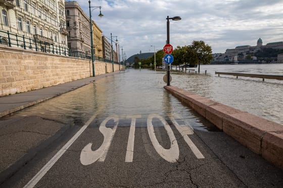 Budapest felkészült a tetőzésre, sok utat lezártak – híreink az árvízről percről percre
