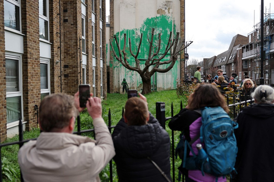 Banksy elismerte, hogy az új londoni fát ábrázoló falfestmény a saját munkája