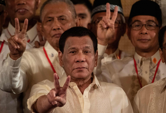 Duterte pénteken áll először bíróság elé Hágában