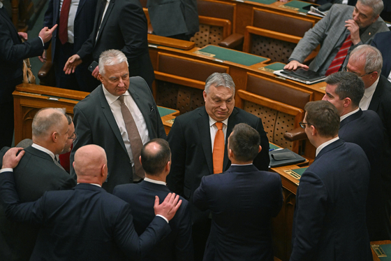 Kihúzott a Fidesz nyolc, már betervezett parlamenti ülésnapot, Novák Előd pedig legyőzte a Coca-Colát 