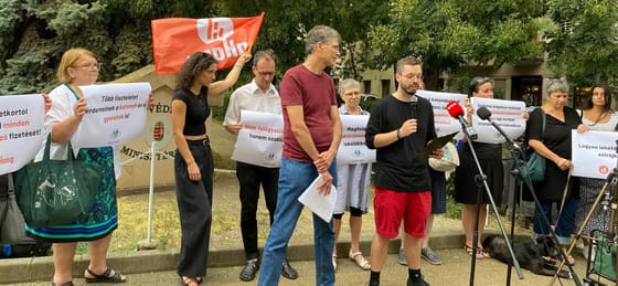 Húszezren tiltakoznak a katonák iskolába vezénylése ellen a honvédelmi miniszternél