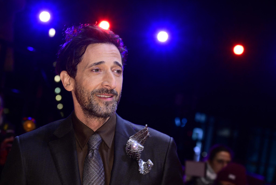 Műorrnak hitte egy sminkes Adrien Brody orrát, és mindenáron megpróbálta leszedni az arcáról