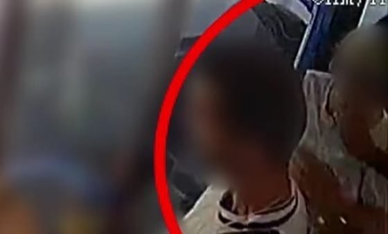 Videón, ahogy egy férfi letépi egy idős nő nyakláncát a buszon, majd elmenekül