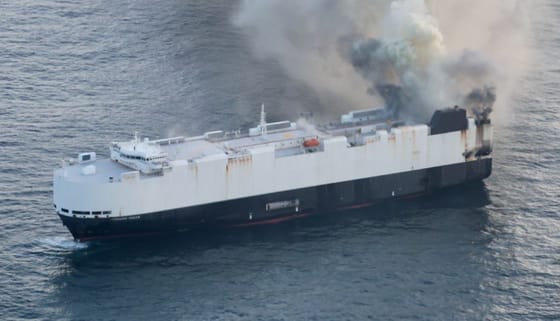 Kigyulladt Alaszkánál egy hatalmas teherhajó 3000 autóval a fedélzetén
