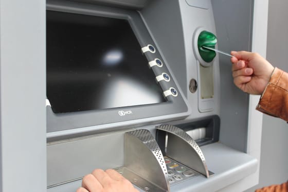 Több mint 400 000 forintnak kellene lennie a készpénzfelvételi limitnek, ha olyan jól akarunk járni, mint 2014-ben