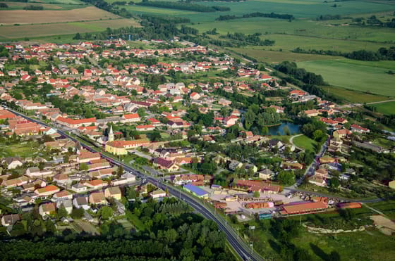 Tényleg migránstábor épül Vitnyéden? – a helyi sajtó és Magyar Péter szerint igen, de egyelőre mindenki hallgat az ügyben