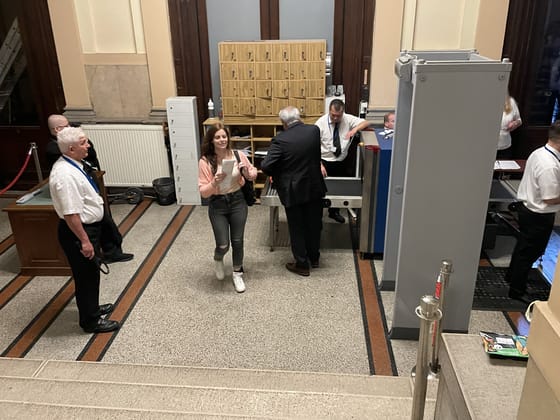 Bilincsek nélkül érkezett meg a bíróságra Ilaria Salis – képek