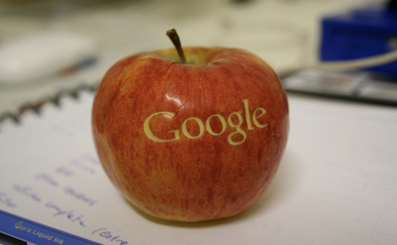 Eskü alatt vallották: mesterségesen bebetonozhatják az iPhone-okba a Google-t