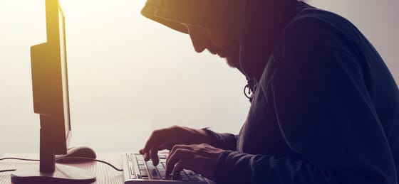 Intim képeket csalt ki férfiaktól, majd több millió forintra zsarolta őket