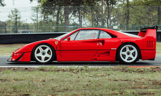 A normál Ferrari F40-nĂ©l sokkal durvább verseny verziĂłt kĂnálnak eladásra