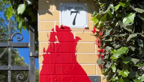 Vörös festékkel öntötték le a Szuverenitásvédelmi Hivatal villáját a Momentum képviselői
