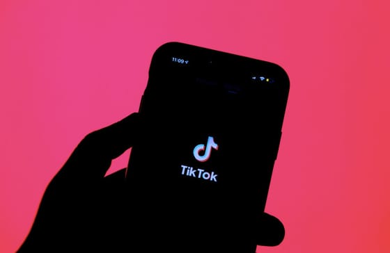 Súlyos sérülékenység van a TikTokban, olyan felhasználók fiókjait lopták el, mint a CNN és Paris Hilton
