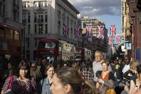 Rasszista, szexista üzeneteket küldött WhatsAppon, lemondatták a brit államtitkárt