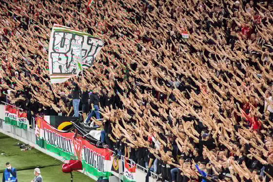 Negyvennyolc hőbörgő magyar futballszurkolót ítélt el a bíróság – videón a rendbontásuk