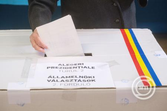Rekordrészvétellel indult a román elnökválasztás, Simion pártja választási csalást emleget