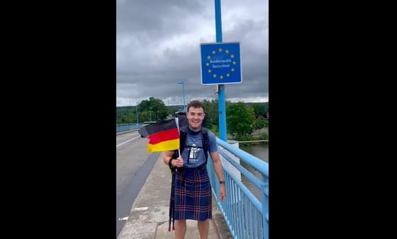 Glasgow-ból Münchenbe gyalogolt egy skót szurkoló, hogy eljusson az Eb-re