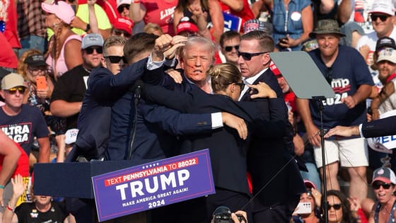 "Halottnak kellene lennem" – Donald Trump magánrepülőjén utazva adott interjút a merényletről