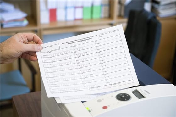 Egyik szóba jövő pártnak sem ismerős a jelölt, aki halottak aláírásával indult 2022-ben, és most vádat emeltek ellene
