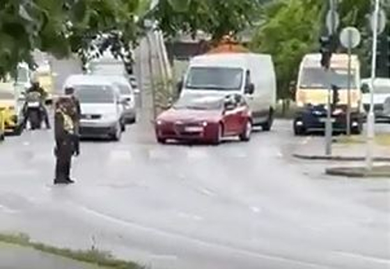 Még a szirénázó mentőt is megállították a türk delegáció miatt – videó