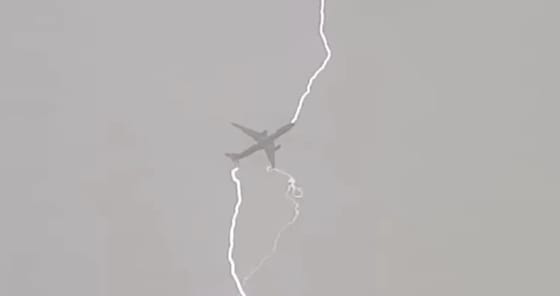 Kétszer is villám csapott a Wizz Air egyik gépébe szombaton