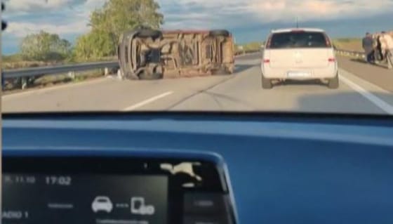 Hirtelen fékezés miatt borult az oldalára egy kisbusz