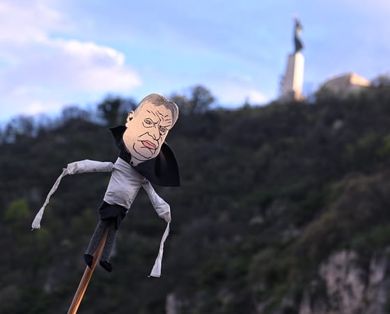 „Ugyan ki hiszi el, hogy 18 Pride után pont a 19. felvonulásnál jutott a miniszterelnök eszébe, hogy megvédje a gyerekeket a látással terjedő buziságtól?”– élő közvetítés Hadházyék Erzsébet hídi blokádjáról