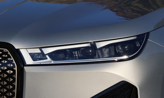 Világító hűtőrács és akár 660 lóerő: jön a nagyobb hatótávú új BMW iX