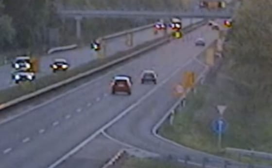 Egyszerűen megtorpedózta a figyelmetlen autós az autópályán előtte haladót – videó