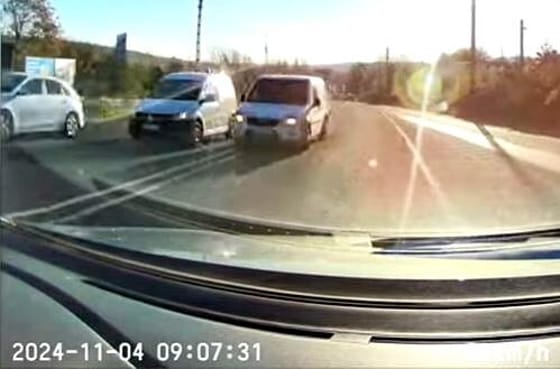 Dupla záróvonalon előzött a dobozos Ford, a szemből érkezőre bízta, hogy megússzák a karambolt – videó